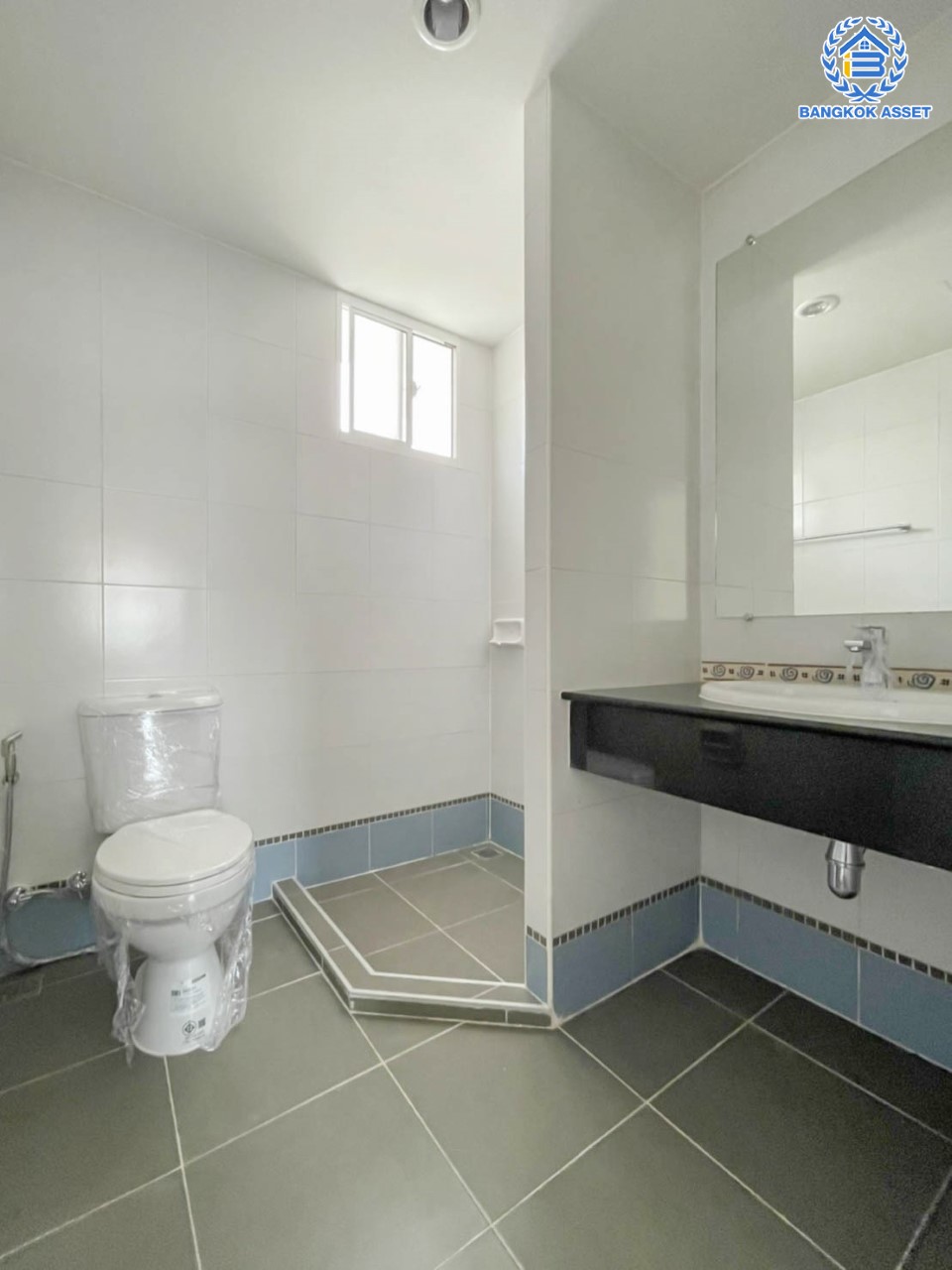 บ้านมือสองตกแต่งใหม่  ม.ภัสสร14 บางใหญ่-กาญจนาฯ (ซ.กันตนา) เนื้อที่ 55.8 ตร.ว. รองรับทุกความสุข ฟังก์ชัน 4 ห้องนอน 3 ห้องน้ำ 2 ที่จอดรถ บนทำเลศักยภาพ ใกล้เซ็นทรัลเวสต์เกต ทางด่วน "ศรีรัช" และรถไฟฟ้า "สถานีตลาดบางใหญ่"